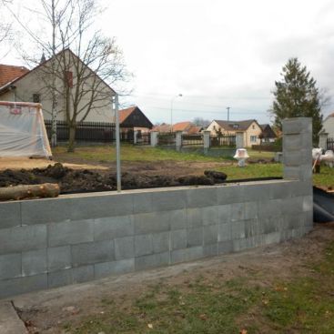 Zeď školka, odvodňovací žlaby